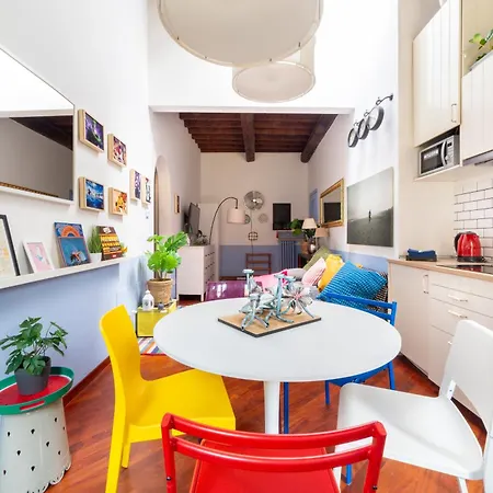 Downtown Colourful Flat Close To The Railway Florence