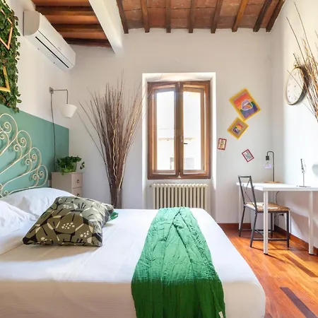 Downtown Colourful Flat Close To The Railway Apartment Florence
