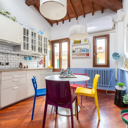 Downtown Colourful Flat Close To The Railway *