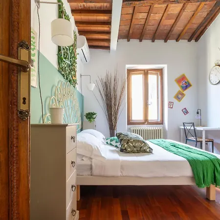 Downtown Colourful Flat Close To The Railway * Florence