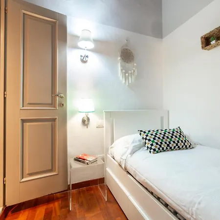 Downtown Colourful Flat Close To The Railway * Florence