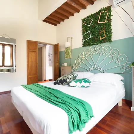 Downtown Colourful Flat Close To The Railway Apartment Florence