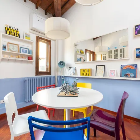 Downtown Colourful Flat Close To The Railway * Florence
