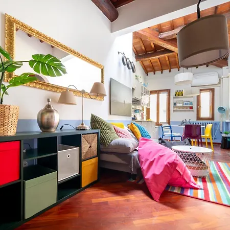 Downtown Colourful Flat Close To The Railway Apartment Florence
