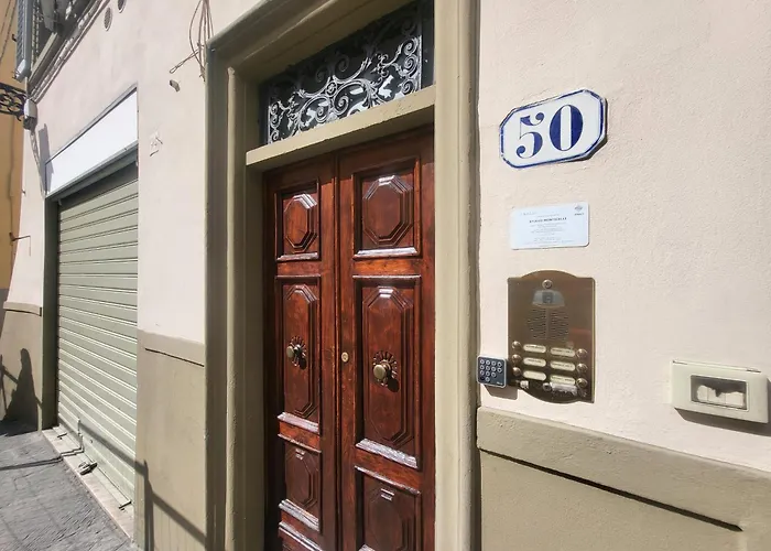 Downtown Colourful Flat Close To The Railway דירה *
