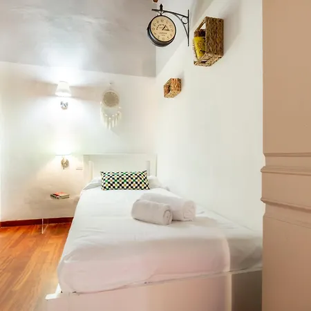 Downtown Colourful Flat Close To The Railway 피렌체