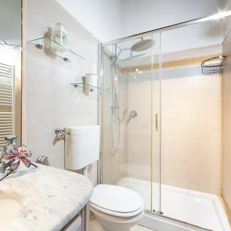 아파트 Downtown Colourful Flat Close To The Railway *