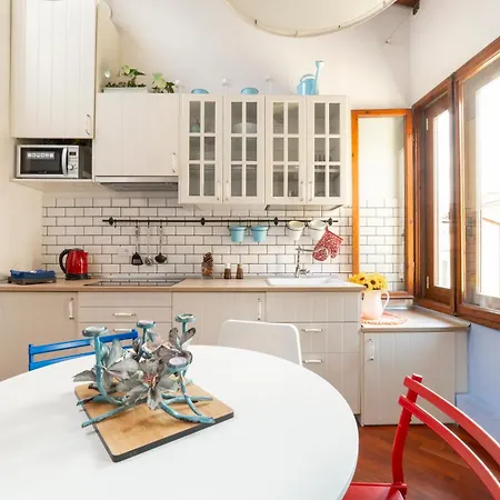 Downtown Colourful Flat Close To The Railway 아파트 *